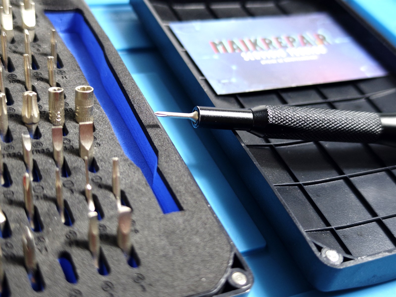 Set de puntas de precisión Phillips y Torx junto al destornillador intercambiable de MaikRepair